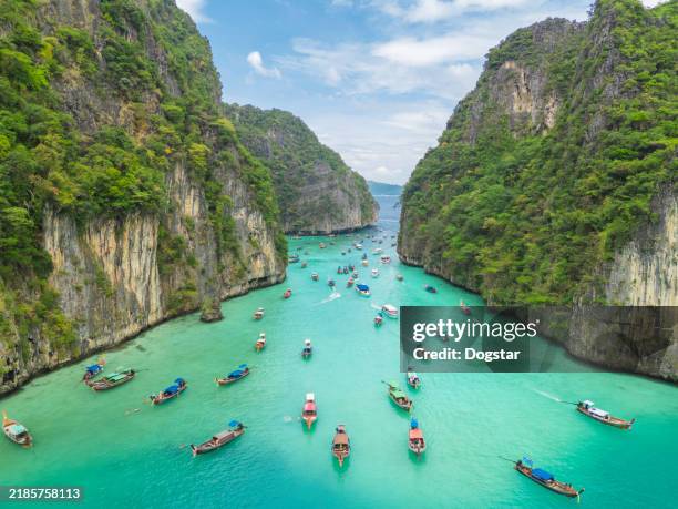 drone aérien pov survolant l’eau turquoise tropicale pileh lagoon krabi, thaïlande. - phuket photos et images de collection