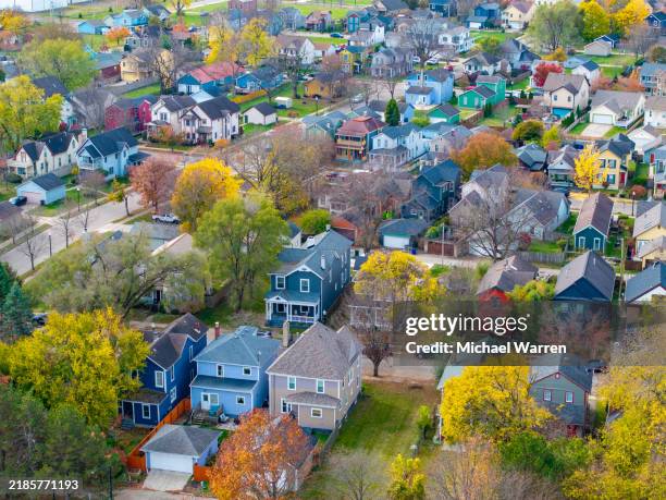 vecindario del medio oeste en colores de otoño aéreo - ohio fotografías e imágenes de stock