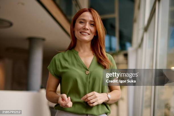 donna fiduciosa in un moderno ambiente d'ufficio - foto ritratto ufficiale foto e immagini stock