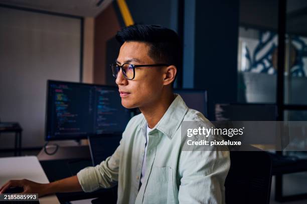 programador informático asiático enfocado en el código en la oficina - web designer fotografías e imágenes de stock
