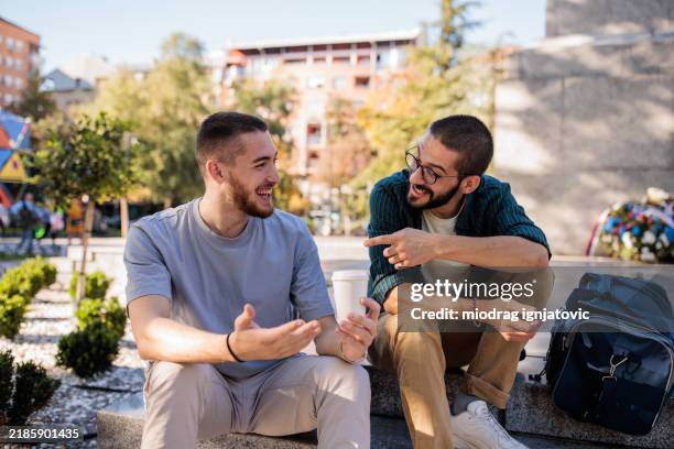 best friends talking - mannelijke vriendschap stockfoto's en -beelden