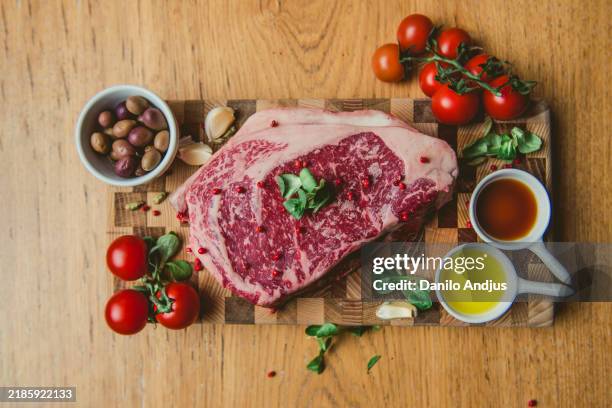 filete de chuletón marmoleado premium con ingredientes gourmet - wagyu fotografías e imágenes de stock
