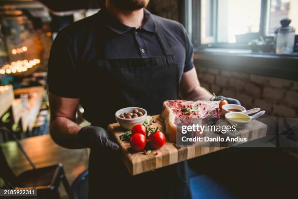 présentation de steak gastronomique par un chef professionnel - produit à base de viande photos et images de collection