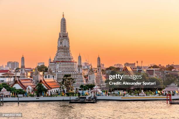 wat arun temple and bangkok cityscape at sunset, elevated view, thailand - bangkok stock-fotos und bilder