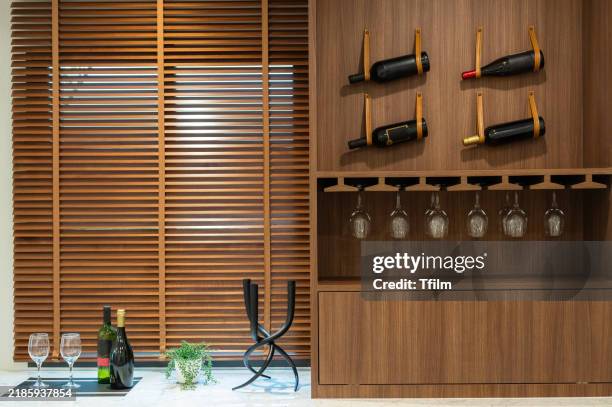 modern home wine rack and glass display - flaschenpost stock-fotos und bilder
