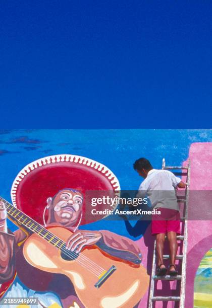 méxico hombre pintando mural yucatán - mural fotografías e imágenes de stock