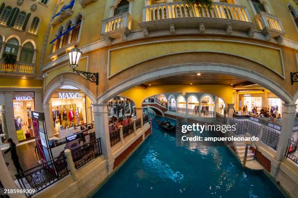 vue panoramique des boutiques et des gondoles du venetian casino and resort macao, chine. - casino interior photos et images de collection