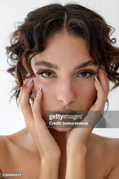 wunderschöne frau mit make-up - augenbraue stock-fotos und bilder