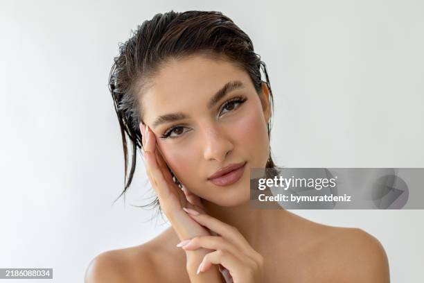 beautiful woman with wet hair - kajalschminke stock-fotos und bilder