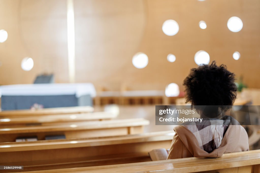 Donna che legge la Bibbia in chiesa