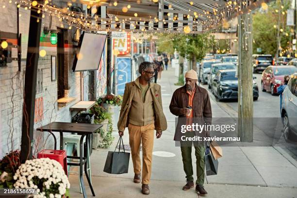 friends enjoying weekend leisure in chicago - urban exploration stock pictures, royalty-free photos & images