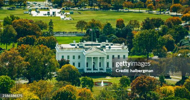 the white house in fall - aerial shot - casa branca washington dc imagens e fotografias de stock