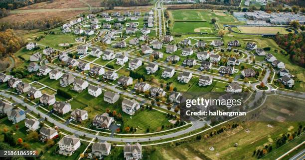 tract housing in the washington, d.c. suburbs - aerial - rockville maryland stock pictures, royalty-free photos & images
