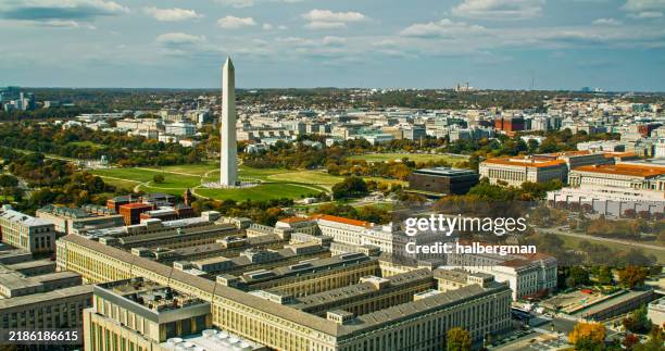 foto de helicóptero de la sede del usda y el monumento a washington en otoño - departamento-de-agricultura-de-los-estados-unidos fotografías e imágenes de stock