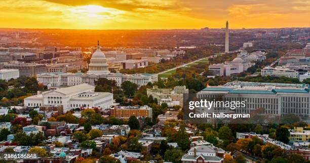 sun setting behind - washington dc imagens e fotografias de stock