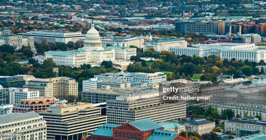 Das US-Kapitol und die Bürogebäude des Kongresses bei Sonnenuntergang