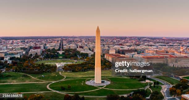 la maison blanche et le monument de washington au crépuscule - aérien - white house aerial photos et images de collection