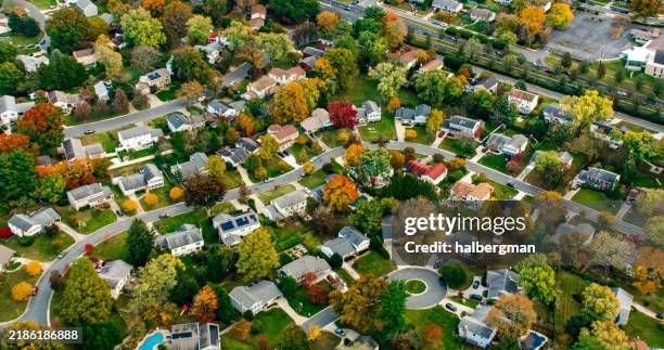 prise de vue d’hélicoptère d’un quartier de banlieue au nord de washington, d.c. - quartier résidentiel photos et images de collection