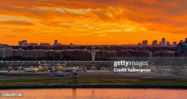 airplane taking off at ronald reagan washington national airport - ronald reagan washington national airport stock pictures, royalty-free photos & images