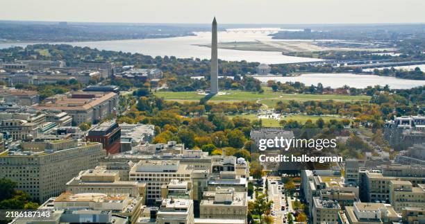 ripresa aerea della casa bianca e del national mall in autunno - la casa bianca washington dc foto e immagini stock