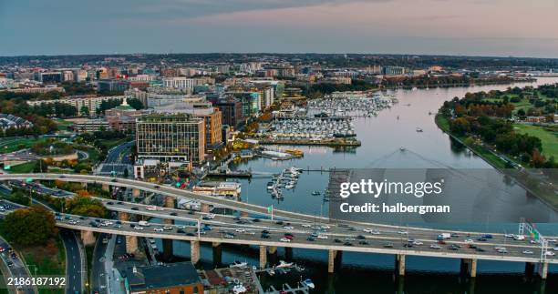 toma aérea del puente francis case memorial y district wharf, washington, d.c. al anochecer - embarcadero fotografías e imágenes de stock