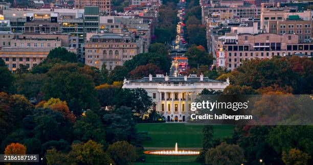 ripresa aerea della casa bianca a washington, d.c. al tramonto - la casa bianca washington dc foto e immagini stock