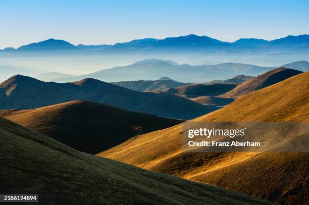mountain ranges - parco nazionale del gran sasso e monti della laga stock pictures, royalty-free photos & images