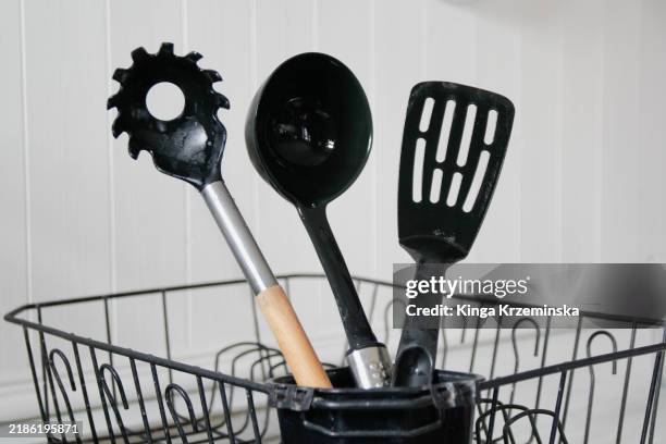 black kitchen utensils - kökstillbehör bildbanksfoton och bilder