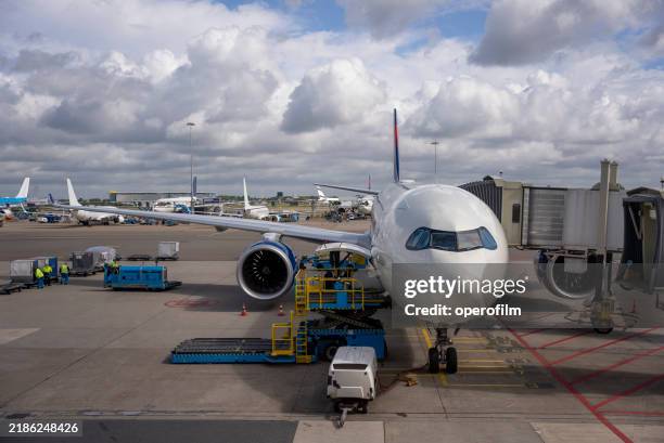 Loading In Flight 4,969 Loading An Airplane Stock Photos, High-Res Pictures, and Images ...