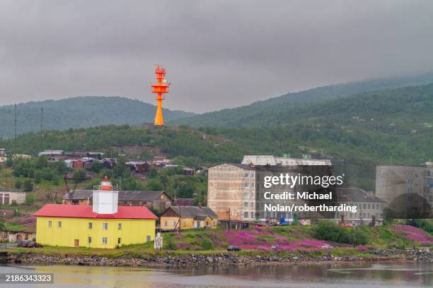 a view of the industrial and militarized russian seaport city of murmansk on the northern shore of the kola peninsula, murmansk oblast, russia, arctic, europe - península de kola imagens e fotografias de stock