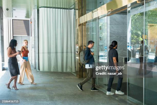 equipo de negocios en camino a la reunión de negocios. - puerta corrediza fotografías e imágenes de stock