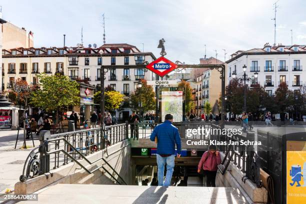 entrada de metro en madrid, españa - ópera fotografías e imágenes de stock
