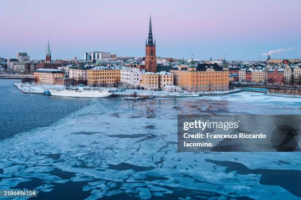 winter in stockholm, cityscape at sunset - december stockfoto's en -beelden