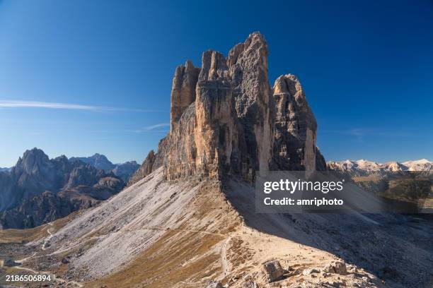 wandern in den dolomiten an sonnigen herbsttagen rund um die drei zinnen von lavaredo - drei zinnen stock-fotos und bilder