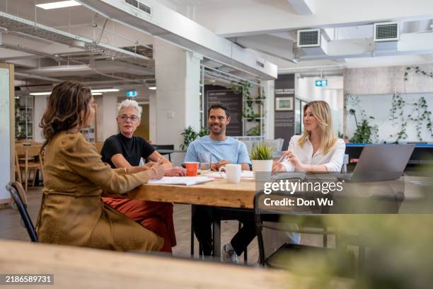 reife studierende, die sich mit der jüngeren generation in einem kollaborativen universitären umfeld austauschen - studierendenvertretung stock-fotos und bilder