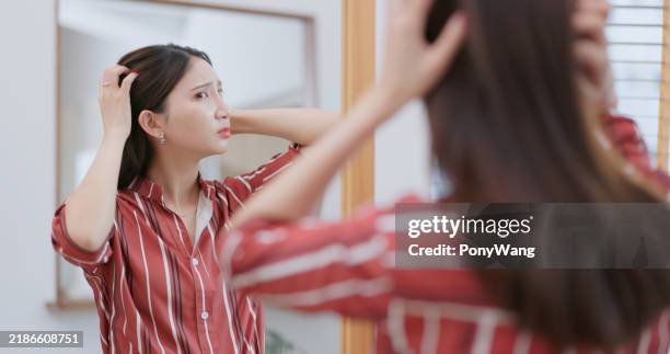 mujer de negocios asiática picazón en el cuero cabelludo - cuero cabelludo fotografías e imágenes de stock