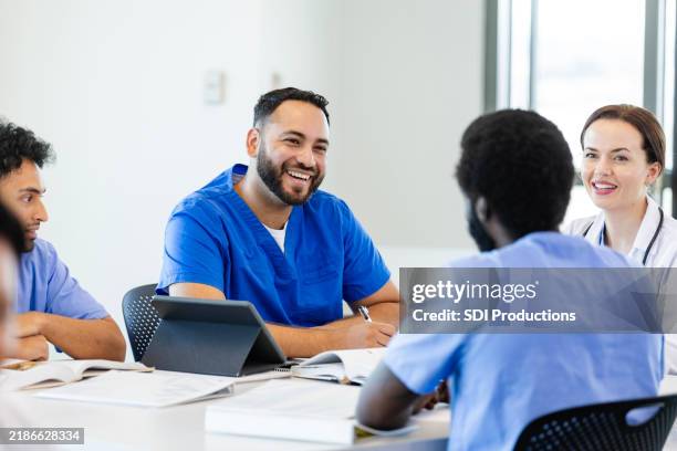 group of doctors discuss patient's case during staff meeting - utbildningsbyggnad bildbanksfoton och bilder
