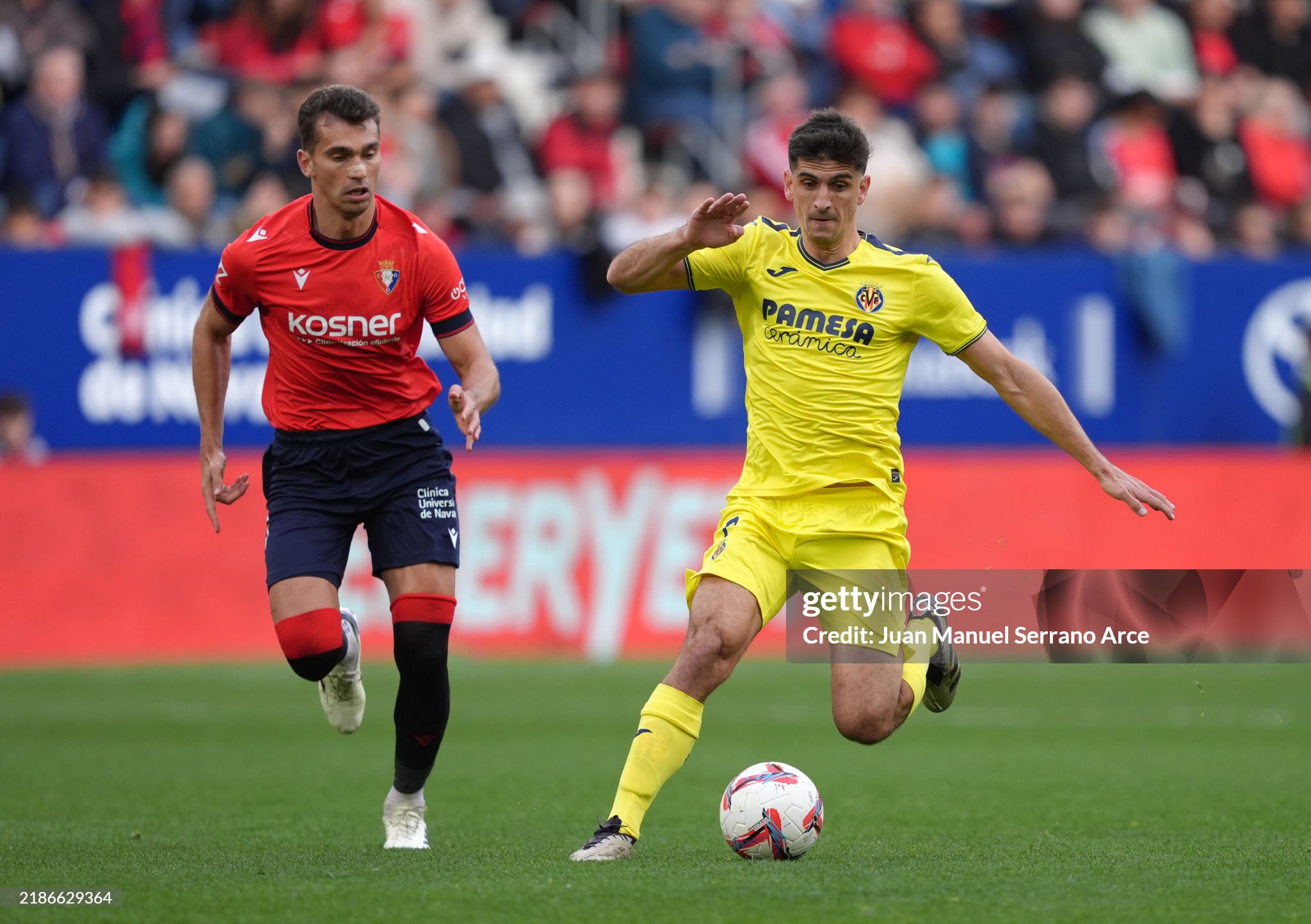 PAMPLONA, SPAIN - NOVEMBER 24: Gerard Moreno of Villarreal CF runs with the ball whilst under pressure from Lucas Torro of CA Osasuna during the LaLiga match between CA Osasuna and Villarreal CF at Estadio El Sadar on November 24, 2024 in Pamplona, Spain. (Photo by Juan Manuel Serrano Arce/Getty Images)