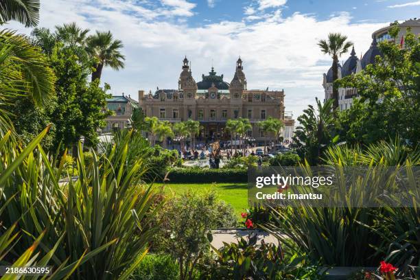 casino de monte-carlo et magnifique jardin fleuri à monaco - monte carlo casino square photos et images de collection