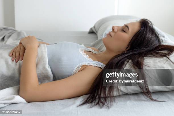 giovane donna che dorme sulla schiena - supino foto e immagini stock
