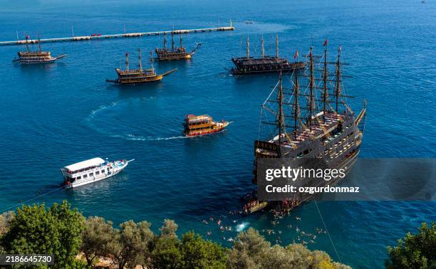 pirate ships and tour boats in alanya harbor - tourboat stock pictures, royalty-free photos & images