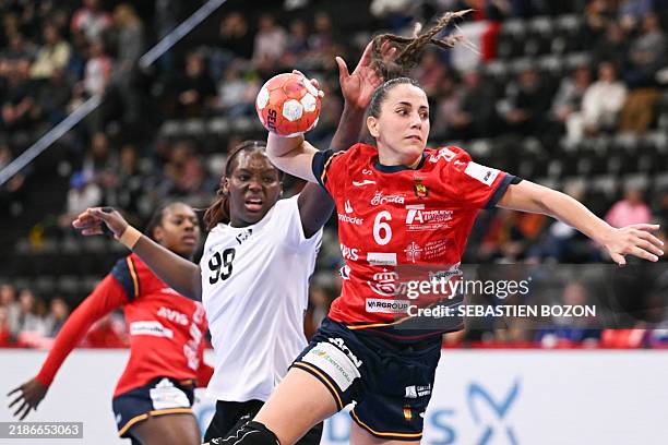 Spain's left back Carmen Campos Costa shoots at the goal past Portugal's left back Maria Unjanque during the women's EHF 2024 European championship...