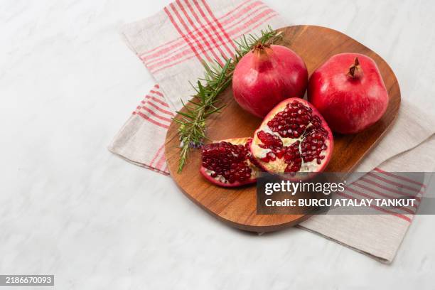 pomegranate still life - granaatappel stockfoto's en -beelden
