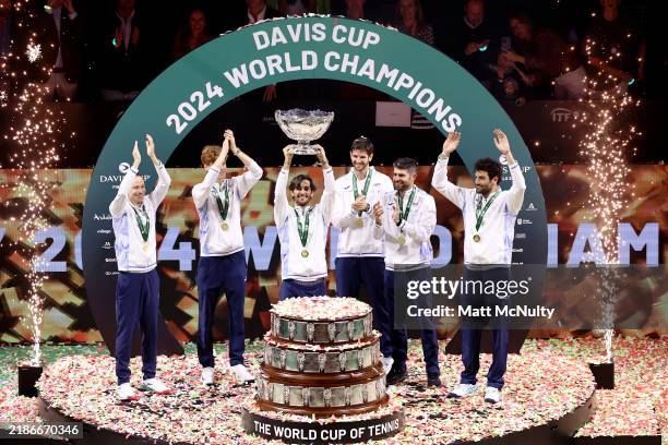 Filippo Volandri, Jannik Sinner, Lorenzo Musetti, Matteo Berrettini, Andrea Vavassori and Simone Bolelli of Italy lift the Davis Cup Trophy after...