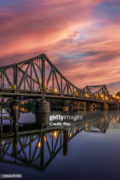 the glienicke bridge between berlin and potsdam at sunset - kleinere sehenswürdigkeit stock-fotos und bilder