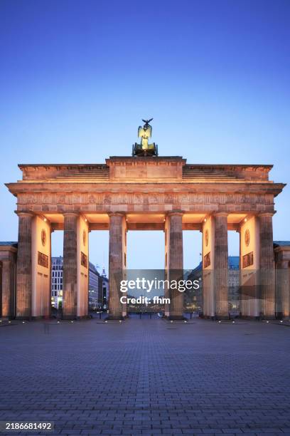 brandenburg gate at blue hour (berlin, germany) - unter den linden stock-fotos und bilder