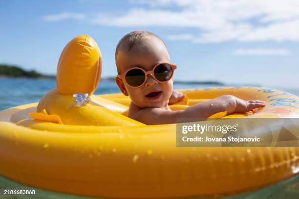 baby swimming - cute baby stockfoto's en -beelden