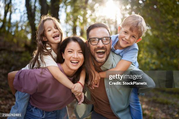 familia despreocupada a cuestas durante el día en la naturaleza. - estación entorno y ambiente fotografías e imágenes de stock