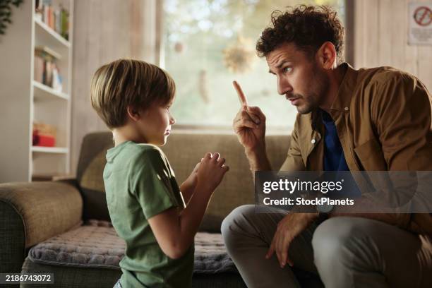 padre single scontento che rimprovera il figlio a casa. - rimproverare foto e immagini stock
