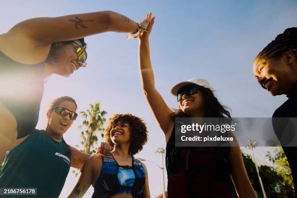 grupo de corredores de la generación z chocando los cinco después del entrenamiento - grupo organizado fotografías e imágenes de stock